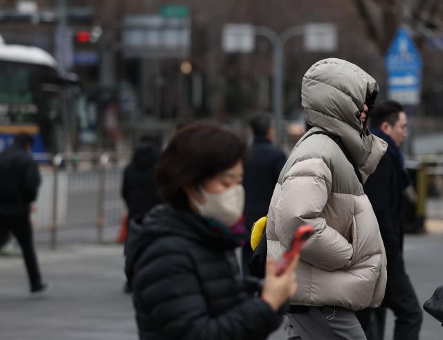 지난 6일 오전 서울 광화문사거리에서 시민들이 이동하고 있다 사진연합뉴스