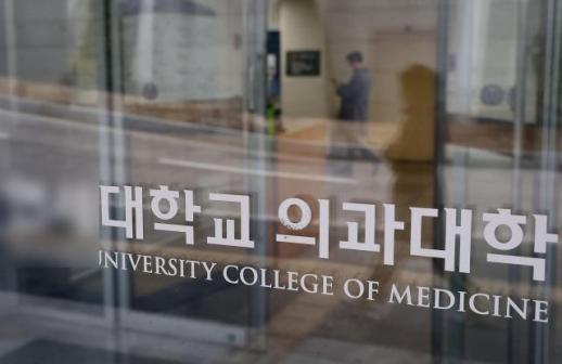 彭博社：韩国医学院申请火爆 尖子生放弃半导体转战医学