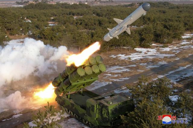 북한은 김정은 국무위원장이 지난 14일 새로 개발한 지상대해상 미사일 시험발사를 지도했다고 15일 밝혔다사진조선중앙통신 홈페이지 캡처