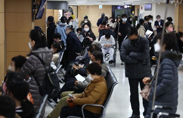 20일 오전 서울의 한 대학병원 진료실 앞이 진료를 보러 온 환자들로 붐비고 있다 사진연합뉴스