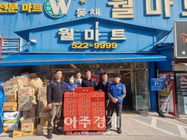 동해월마트 관계자가 해군1함대 1해상전투단에 위문품을 전달하는 모습사진동해월마트