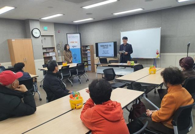 경산시 치매안심센터에 개설된 기억해학교에서 어르신들이 맞춤 처방에 입각한 교육을 받고 있다사진경산시