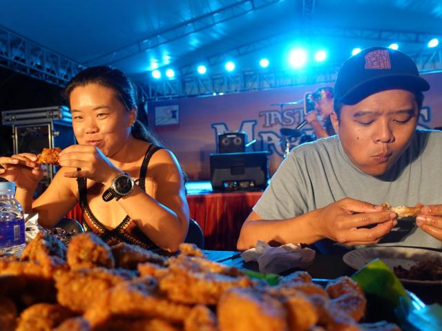 2023년 마리아나 미식 축제 당시 많이 먹기 대회 참가자들이 치킨 윙을 먹고 있다 사진마리아나관광청