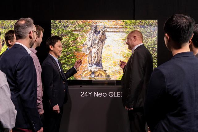 20일현지시간 독일 프랑크푸르트 2024 유럽 테크세미나에서 참석자들이 삼성전자의 2024년형 Neo QLED 8K 신제품을 살펴보고 있다 사진삼성전자