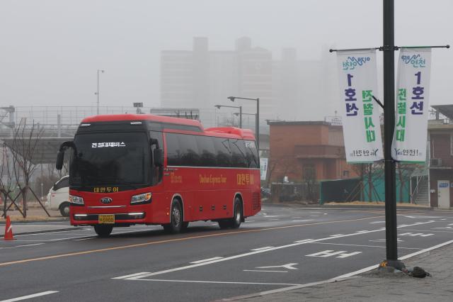 19일 경기도 연천군 수도권 전철 1호선 전곡역에서 전철 대체 셔틀 버스가 이동하고 있다 사진연합뉴스