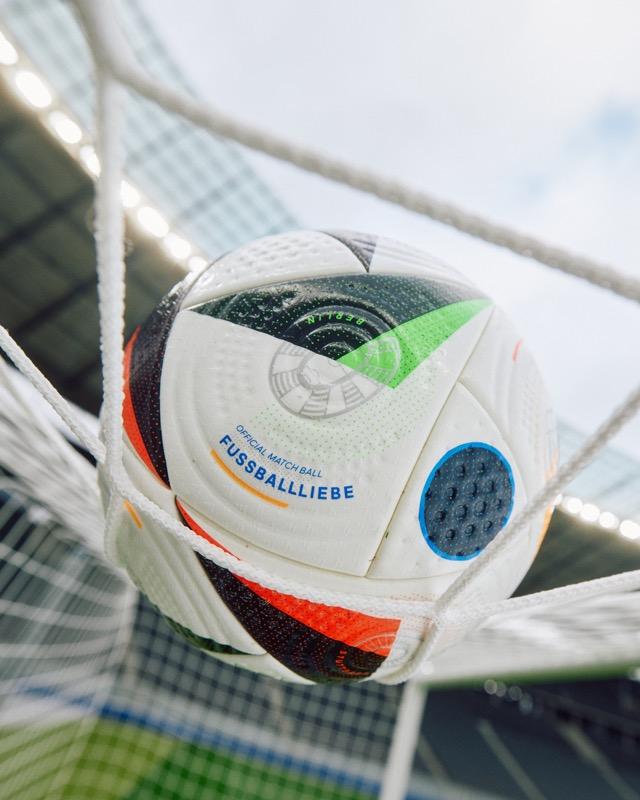 K리그 공인구 아디다스 ‘푸스발리버FUSSBALLLIEBE’ ‘푸스발리버’는 유럽축구연맹UEFA이 주최하는 축구대회 ‘유로 2024EURO 2024’의 공인구로 독일어로 ‘축구에 대한 사랑’이라는 뜻을 가지고 있다 사진아디다스코리아