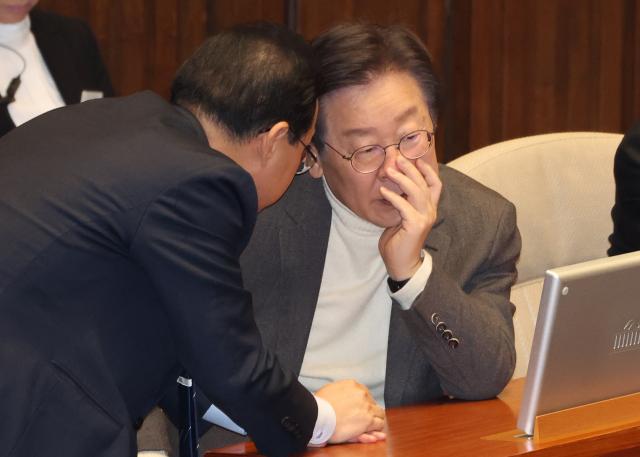 이재명 더불어민주당 대표와 박홍근 의원이 20일 국회 본회의장에서 대화하고 있다 사진연합뉴스
