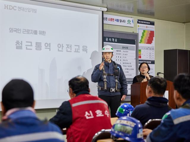 HDC현산이 서울 잠실진주재건축현장에서 외국인 근로자들을 대상으로 전문 통역사를 활용한 전사적 차원의 안전교육을 진행하고 있다사진HDC현산