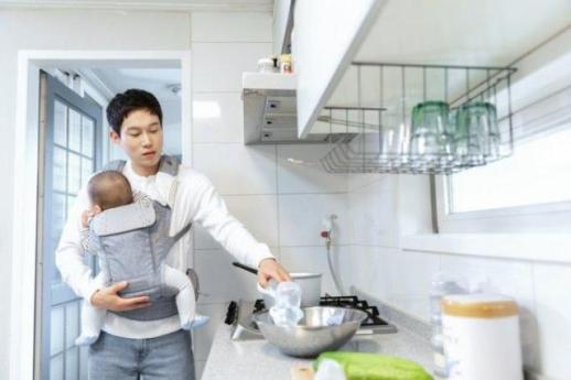 Số lượng nam giới Hàn Quốc chọn từ bỏ công việc để chăm sóc con cái ngày càng tăng (↑37%)