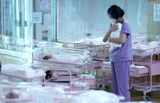 每孩补贴五千元 首尔产妇均可领取"产后护理费"