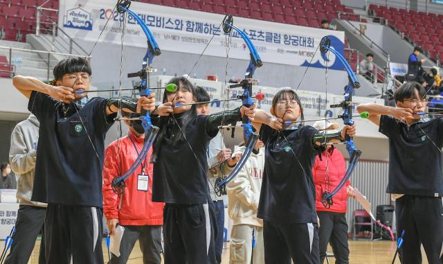 현대모비스가 지난해 12월 충남 천안 남서울대학교에서 개최한 ‘학교스포츠클럽 양궁대회’에서 참가 학생들이 진지한 모습으로 활시위를 당기고 있다 사진현대모비스