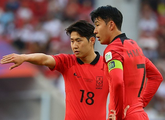 2023 아시아축구연맹AFC 카타르 아시안컵 조별리그 요르단과 한국의 경기에서 손흥민과 이강인이 프리킥을 준비하고 있다 사진연합뉴스