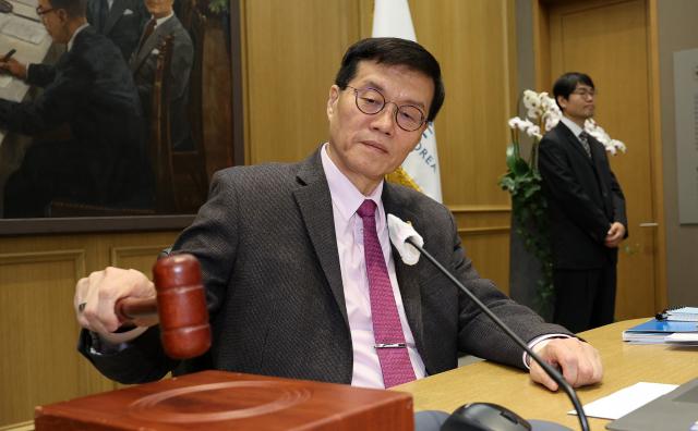 이창용 한국은행 총재가 22일 오전 서울 중구 한국은행에서 열린 금융통화위원회에서 의사봉을 두드리고 있다 사진공동취재단