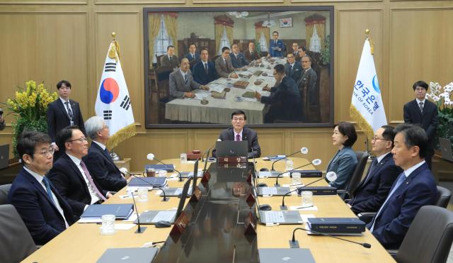 이창용 한국은행 총재가 22일 오전 서울 중구 한국은행에서 열린 금융통화위원회 본회의에서 회의를 주재하고 있다 사진한국은행