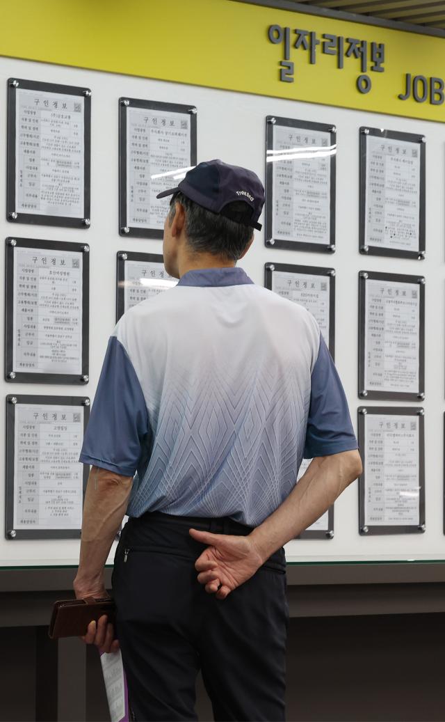 지난해 6월 19일 한 시민이 서울 마포구 서울서부고용복지플러스센터에 게시된 일자리 정보를 살펴보고 있다사진연합뉴스