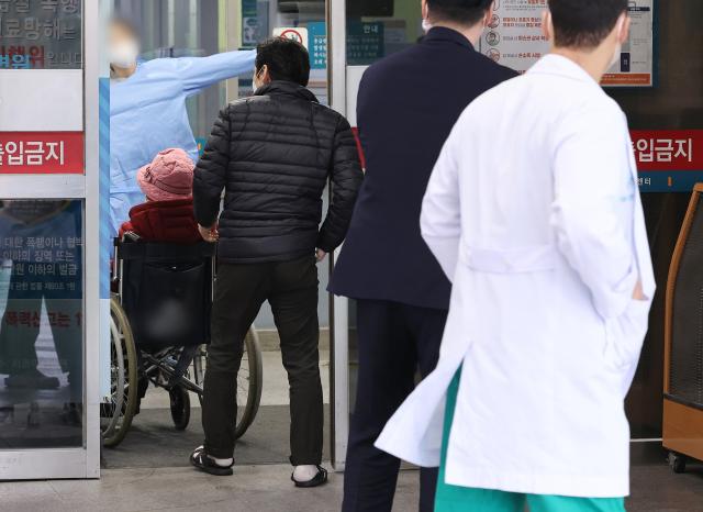  서울의 한 대형병원 응급의료센터에서 의료진이 이동하고 있다 사진연합뉴스