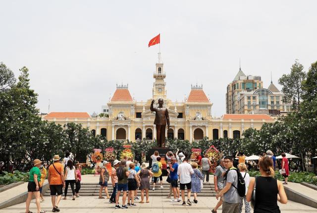 호찌민시 호찌민 주석 동상을 방문한 국제 관광객들 사진베트남통신사