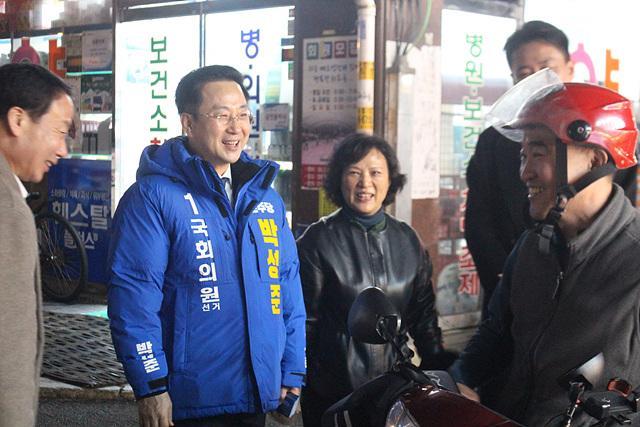 박성준 의원이 지난 14일 서울 중구 동호로에 위치한 약수시장을 찾아 퇴근하는 시민들에게 인사를 하고 있다 사진박성준 의원실