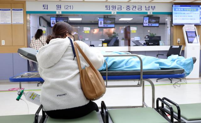 Một bệnh nhân và người giám hộ đang chờ được tiếp nhận điều trị tại Bệnh viện Đại học Chosun ở Dong-gu Gwangju vào ngày 2122024 ẢnhYonhap News