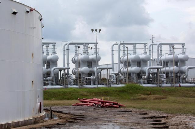 미국 텍사스주에 자리한 석유 저장 탱크·원유 파이프라인 장비 사진로이터·연합뉴스
