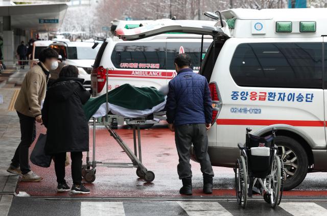 22일 오후 서울 한 대형병원에서 한 환자가 다른 병원 전원을 위해 구급차로 향하고 있다 사진연합뉴스