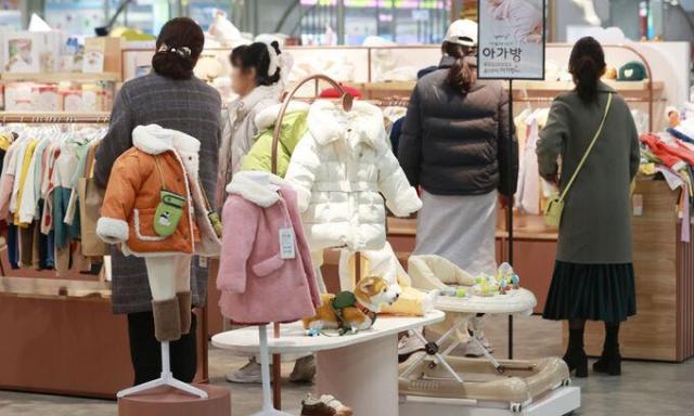 Khu vực bán sản phẩm dành cho trẻ em tại một siêu thị lớn ở Seoul ẢnhYonhap News
