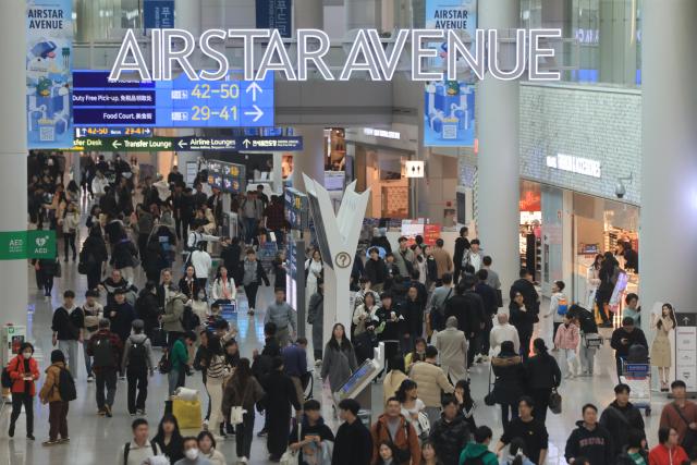 지난 13일 인천국제공항 제1여객터미널 면세점 구역이 여행객들로 붐비고 있다 사진연합뉴스
