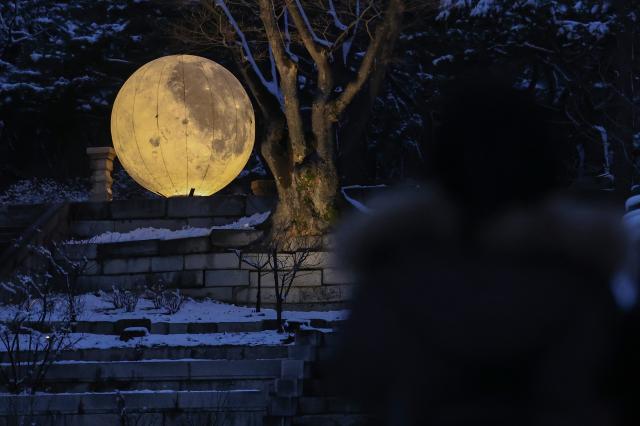 22일 오후 서울 종로구 창경궁 풍기대에서 시민들이 보름달 조형물을 바라보고 있다 사진연합뉴스
