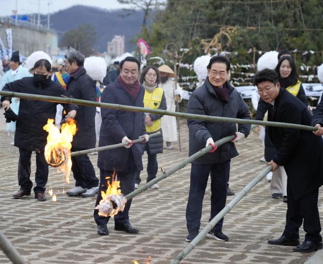 영천시 정월대보름 시민한마당 행사에서 달집태우기에 점화를 하며 1년 영천시의 무탈과 번영을 빌고 있다왼쪽부터 하기태 영천시의회 의장 최기문 영천시장 사진영천시의회