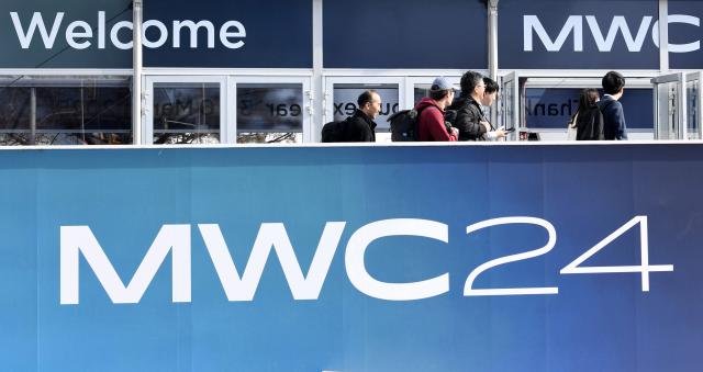 세계 최대 이동통신 전시회 모바일월드콩그레스MWC 2024 개막을 이틀 앞둔 24일현지시간 스페인 바르셀로나 피라 그란 비아 전시장으로 관계자들이 들어서고 있다