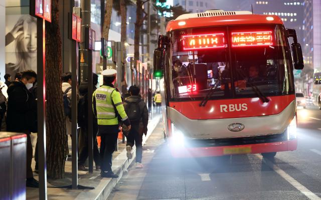 5일 저녁 서울 중구 명동에서 퇴근길 시민들이 버스를 기다리고 있다 202415 사진연합뉴스