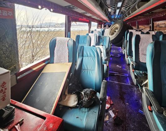 25알 고속도로를 달리던 화물트레일러의 타이어가 빠지며 관광버스를 덮쳐 버스 기사 등 2명이 사망했다 사진연합뉴스
