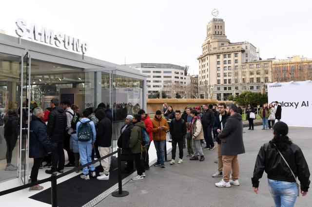 스페인 바르셀로나 카탈루냐 광장 인근에 마련된 삼성전자 갤럭시 체험존에서 시민들이 줄을 서고 있다 사진연합뉴스