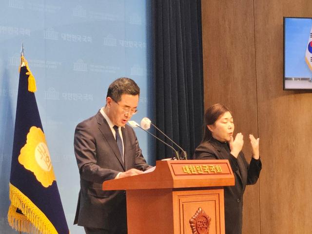 소병철 더불어민주당 의원이 26일 오전 국회 소통관에서 22대 총선 불출마를 선언하고 있다 사진신진영 기자