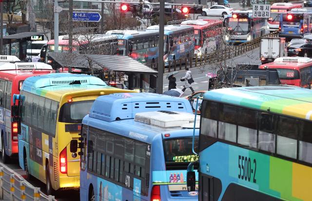 서울 중구 국가인권위안중근활동터 정류장에 광역버스들이 줄지어 서 있다연합뉴스