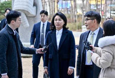 [포토] 공직선거법 위반 혐의 첫 재판 향하는 김혜경
