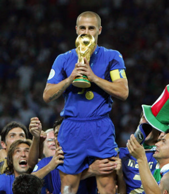 2006 독일월드컵 결승전에서 프랑스를 물리치고 우승한 이탈리아 주장 파비오 칸나바로가 월드컵 트로피에 입맞춤하고 있다 사진연합뉴스