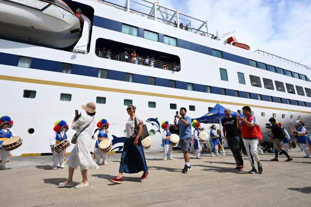 Du thuyền Shanghai Blue Dream Star 24782 tấn chở du khách cập cảng Jeju vào chiều 3182023 ẢnhYonhap News