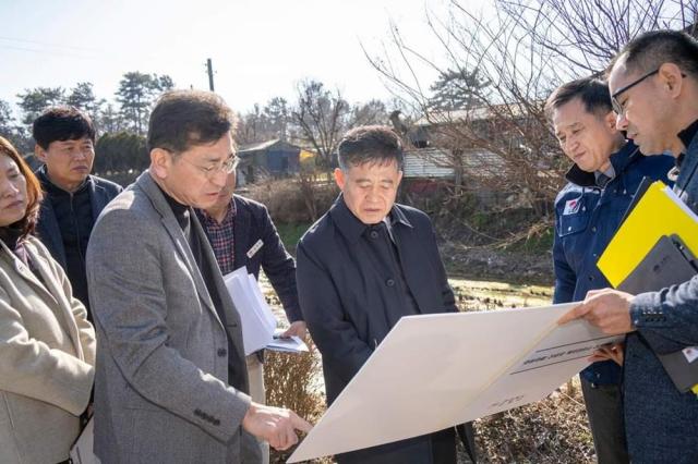 정성주 김제시장이 26일 지평선 산업단지 내 체육공원을 찾아 사업현황을 점검하고 있다사진김제시