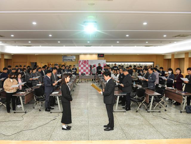 김병수 시장우측이 솔선수범하는 태도로 신뢰받는 공직문화 조성에 앞장설 것을 선언했으며 전 직원을 대표하는 올해 입직한 신규공직자에게 선언문을 직접 전달하고 있다 사진김포시