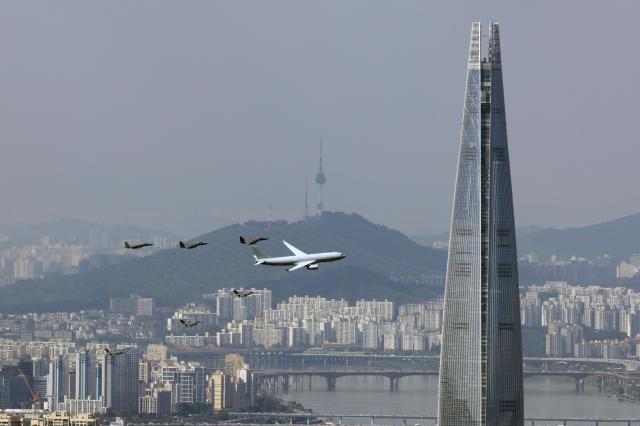 우리 공군 KC-330 F-15K와 미국 F-16 편대가 2023년 9월  22일 경기도 성남시 서울공항에서 열린 건군 75주년 국군의날 미디어데이 행사에서  서울 상공을 비행하고 있다사진유대길 기자 dbeorlf123ajunewscom