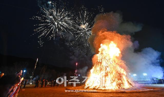 대구시 달성군은‘정월대보름 달맞이 문화제’에 주민 3000여 명이 참여하여 전통 세시풍속을 즐기면서 올 한해 가족의 건강과 행복을 기원했다 사진대구달성군