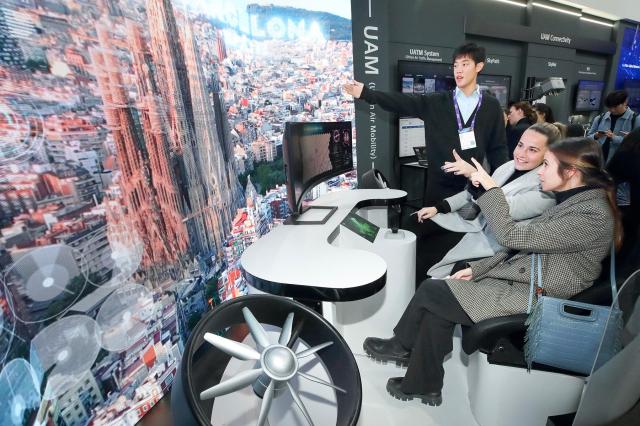 [MWC 24] KT showcases virtual flying passenger vehicle platform at Barcelonas mobile device exhibition