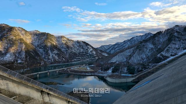 갤럭시 S24 울트라로 촬영한 강원 화천군 평화의댐 일대 전경사진성상영 기자