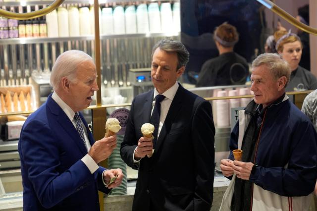26일(현지시간) 뉴욕 맨해튼에 있는 아이스크림 가게를 방문한 조 바이든 미국 대통령(왼쪽)[사진=AP연합뉴스]