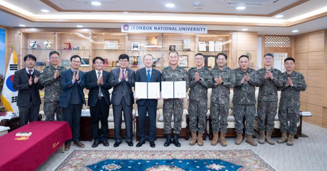 전북대학교와 육군 제35보병사단이 장병들에 다양한 교육서비스를 제공하기 위한 업무협약을 체결했다사진전북대