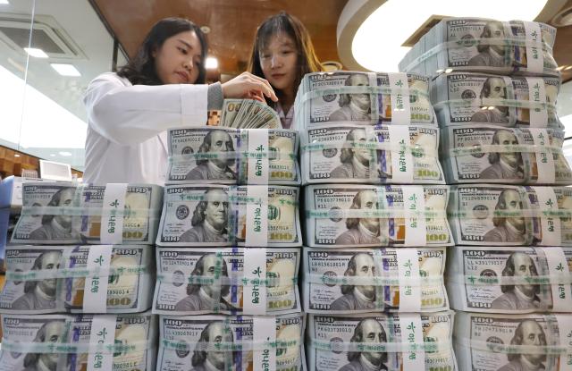 서울 명동 하나은행 위변조대응센터에서 직원이 미국 달러를 들어 보이고 있다 사진하나은행