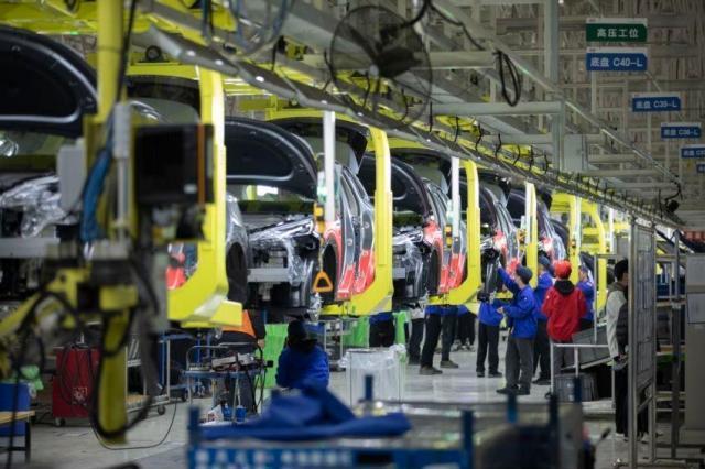 중국 장쑤성 창저우시에 위치한 비야디 전기차 공장 생산라인 이곳서 생산하는 차량의 80는 해외로 수출되고 있다 사진신화통신
