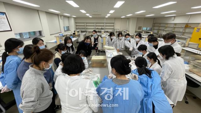 케이메디허브 전임상센터 연구원이 대구가톨릭대학교 의과대학 주관 ‘2024년 제2회 동물실험 기본교육’의 초빙강사로 참가해 강의했다 사진케이메디허브