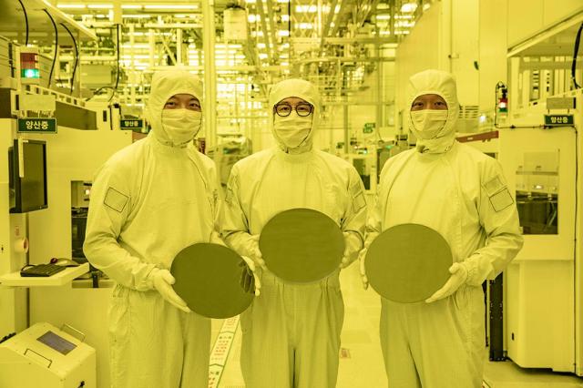 삼성전자 화성캠퍼스에서 3나노 양산라인에서 3나노 웨이퍼를 들고 있는 모습 사진삼성전자
